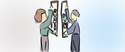 Zwei Personen vergleichen Bilder mit ihren Gegenüber