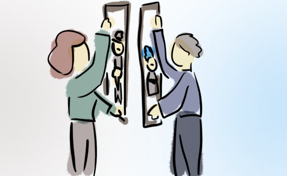 Zwei Personen vergleichen Bilder mit ihren Gegenüber